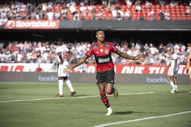 Flamengo massacrou So Paulo em pleno Morumbi e mantm sonho de conquistar o Campeonato Brasileiro, apesar de grande vantagem do Atltico