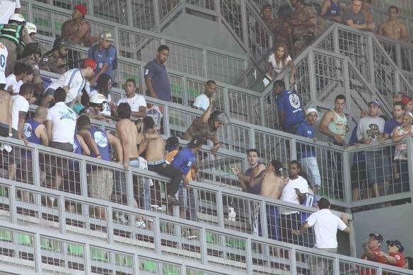 Pouco antes do clssico, alguns torcedores do Cruzeiro brigaram entre si nas cadeiras do Independncia. A PM teve de interferir no tumulto e acabou encontrando resistncia por parte dos mais exaltados.