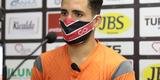 Jogadores do Santa Cruz treinaram no est�dio do Arruda, j� apresentando trabalhos com bola no gramado, sob a supervis�o do t�cnico Itamar Sch�lle. Todos os atletas e os membros da comiss�o t�cnica seguem submetidos �s medidas de afastamento social.
