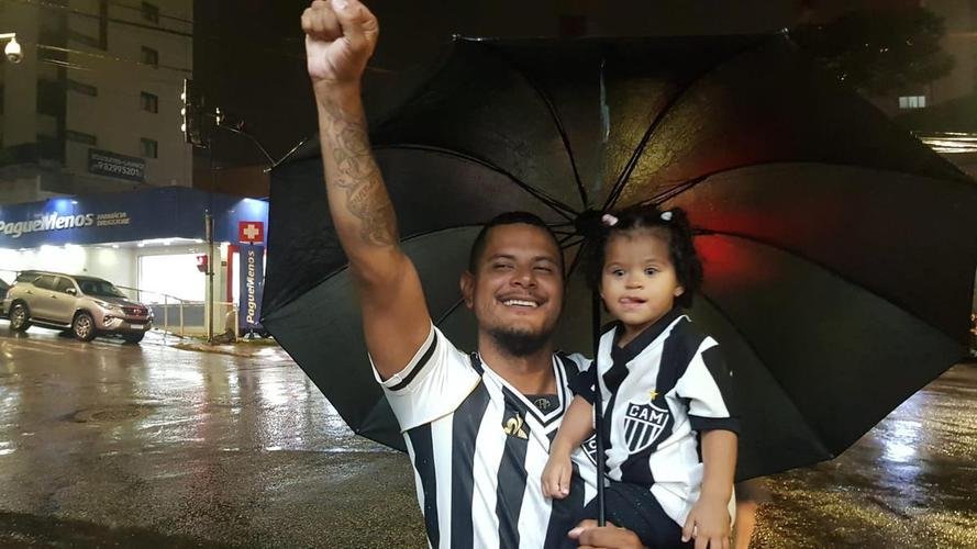 Atleticanos acompanharam Flamengo 2x1 Ceará nos bares de Belo Horizonte, na expectativa de comemorar o título antecipado do Campeonato Brasileiro. No entanto, o rival carioca venceu o time nordestino e adiou a festa atleticana.