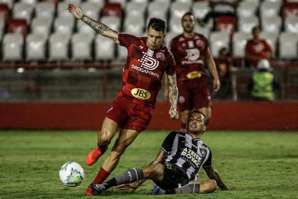 Náutico foi melhor no primeiro tempo e terminou a etapa inicial vencendo pelo placar de 1 a 0, com gol do meia Jean Carlos.