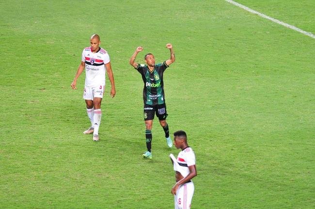Ademir marcou dois gols na etapa final e colocou o Amrica em vatagem: 2 a 0