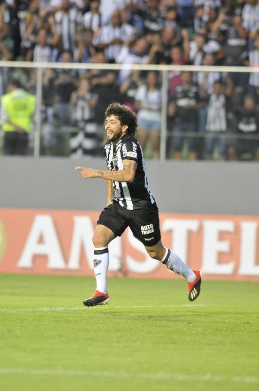 No primeiro tempo, Atltico abriu 3 a 1 no placar, com gols de Luan e Ricardo Oliveira (2)