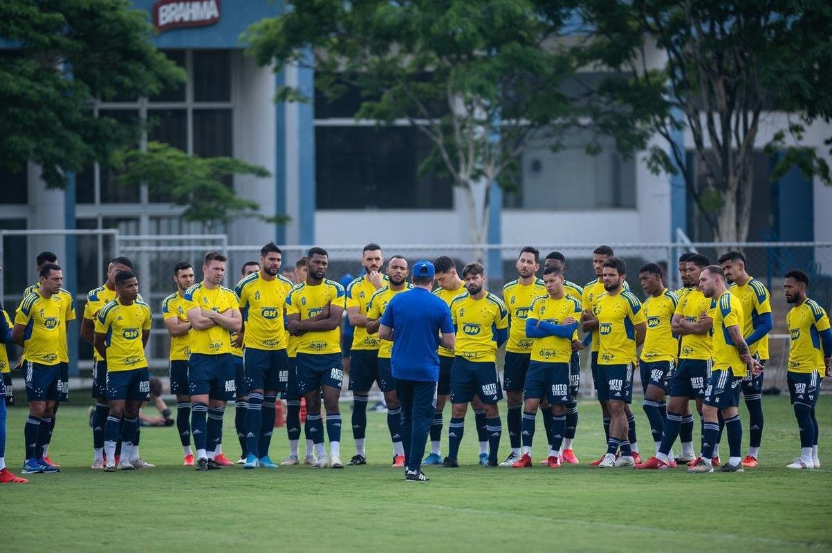 Outubro/2021: Em 13 de outubro, os jogadores do Cruzeiro confirmaram uma greve em funo dos salrios atrasados. Com uma carta divulgada nas redes sociais, eles cobraram %u201Co cumprimento das obrigaes no prazo mais breve possvel%u201D. O atraso constante dos vencimentos de funcionrios da Toca da Raposa II foi o estopim para a paralisao dos treinamentos.  