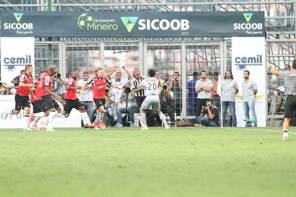 Elias recebeu passe de Cazares pela direita e marcou o segundo do Atltico: 2 a 1