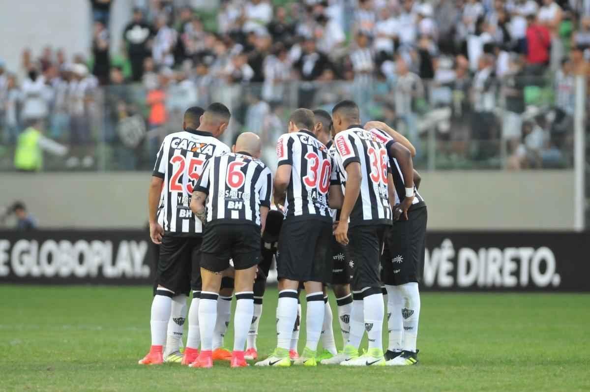 Ainda no primeiro tempo, o Atltico virou, com gols de Cazares, de falta, e Fred: 2 a 1