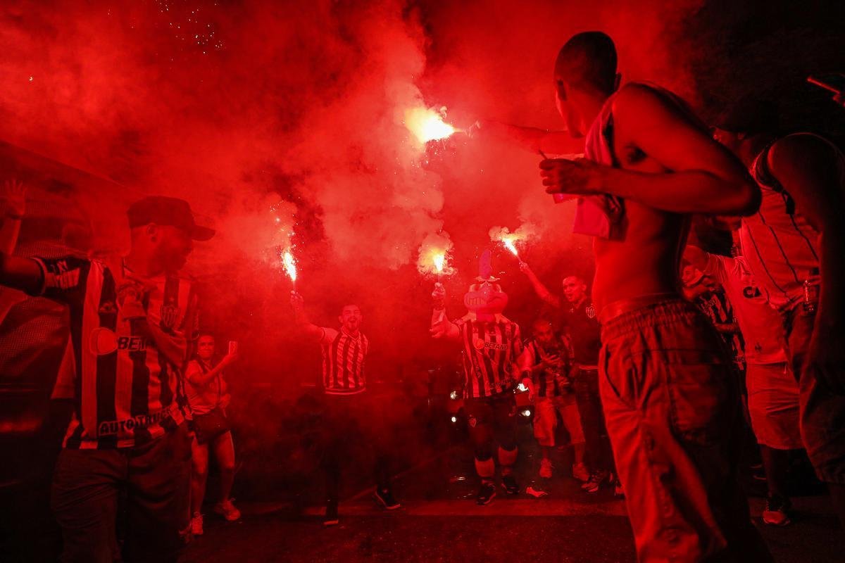 Torcedores do Atltico fizeram viglia em comemorao ao aniversrio de 114 anos do clube, na madrugada desta sexta-feira, na porta da sede de Lourdes