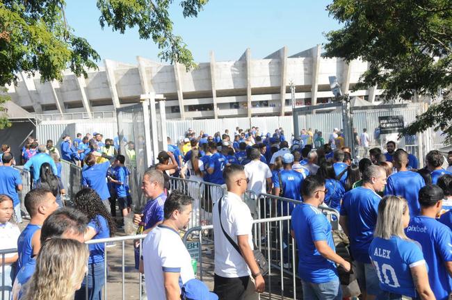 Chegada da torcida do Cruzeiro ao Mineiro para o jogo contra a Ponte Preta pela 13 rodada da Srie B do Campeonato Brasileiro. Estdio voltou a receber grande pblico