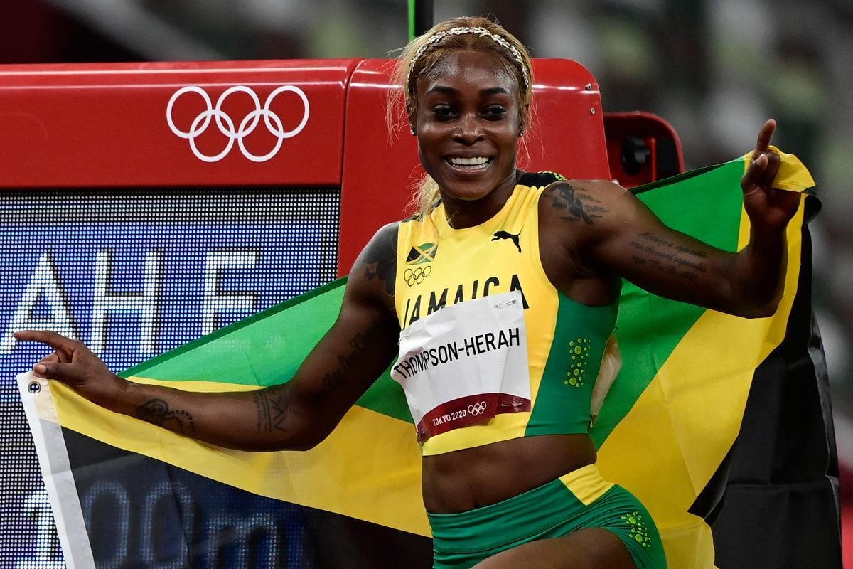 Fotos espetaculares da vitria da jamaicana Elaine Thompson-Herah nos 100m rasos dos Jogos Olmpicos de Tquio com o tempo de 10s61. A velocista quebrou o recorde olmpico e comandou o pdio jamaicano ao lado de Ann Fraser-Pryce, prata, e Shericka Jackson, bronze.