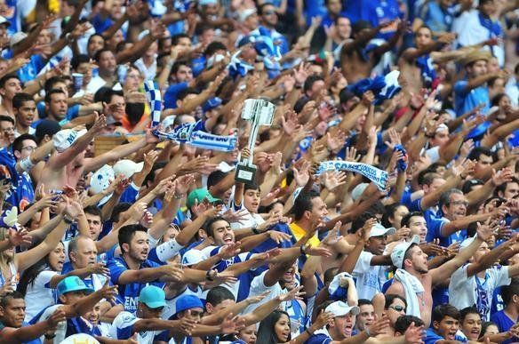 Torcida do Cruzeiro compareceu em grande nmero ao Mineiro e fez muita festa