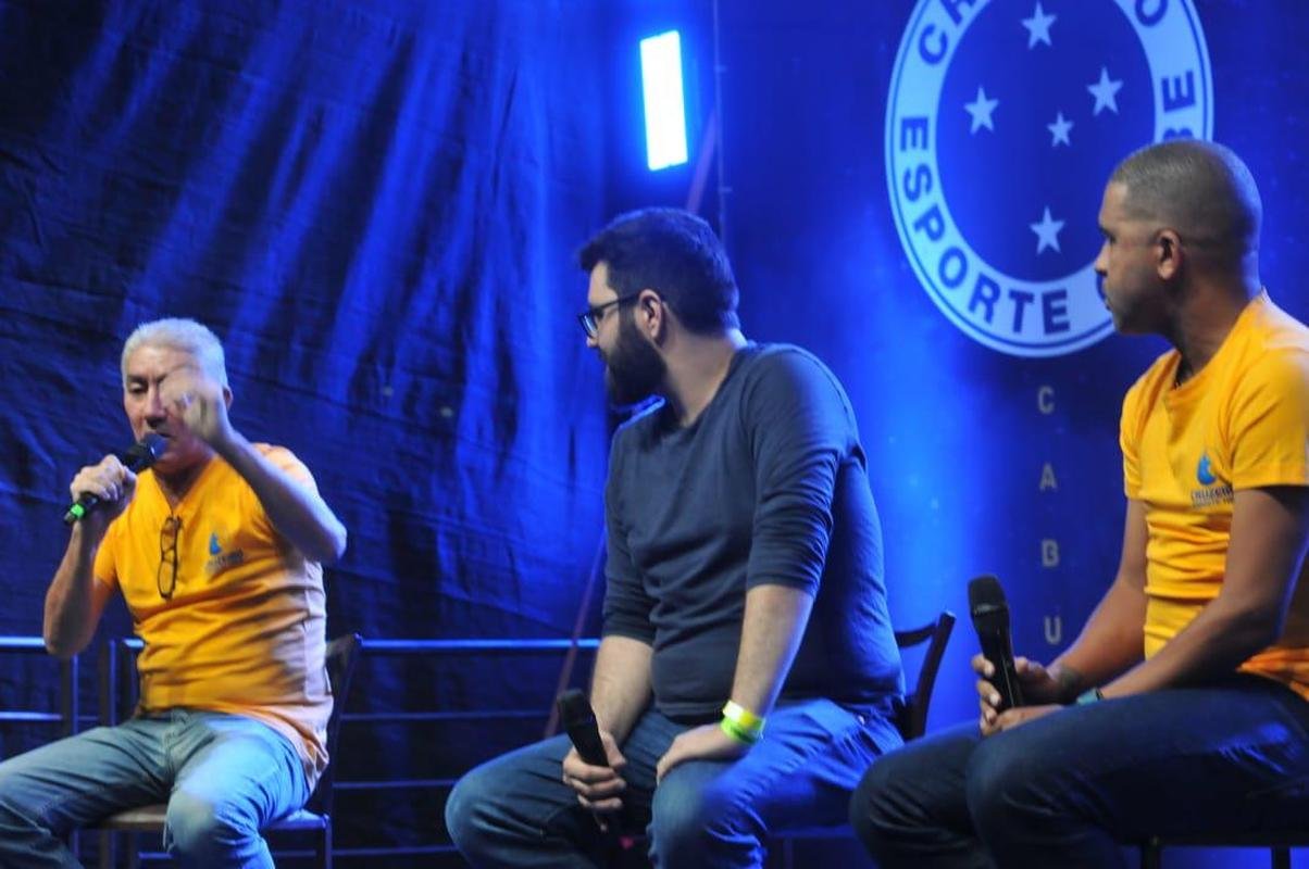 Nonato e Leandro, ex-laterais do clube, durante papo com o pblico de Conselheiro Lafaiete na Caravana do Cruzeiro