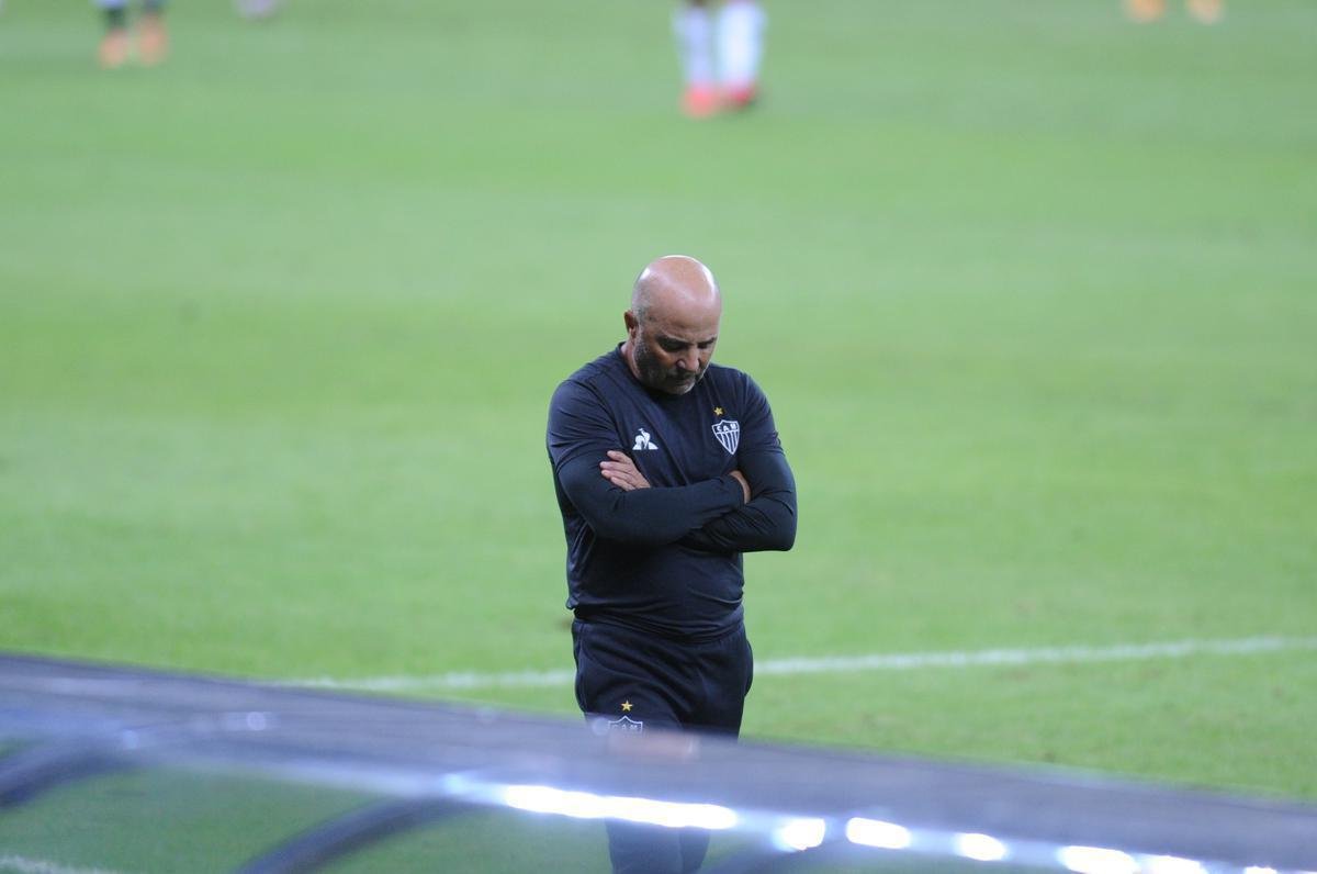 Sampaoli voltou para o segundo tempo muito concentrado