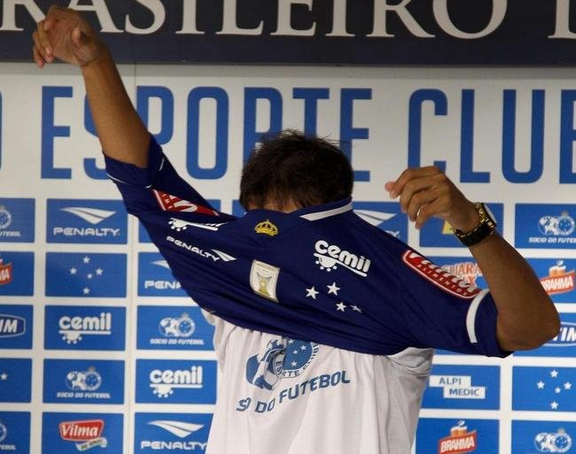 Gerente Valdir Barbosa e agente Gabriel o Pensador apresentaram meia Gabriel Xavier na Toca