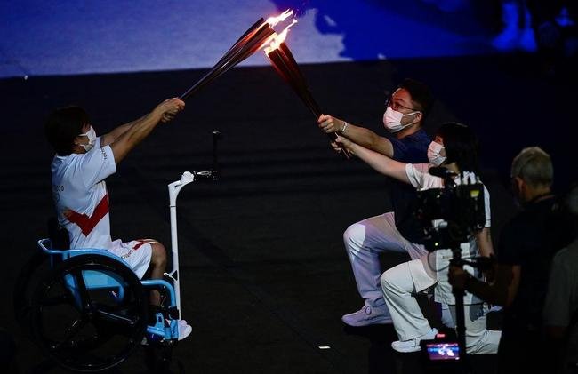 Acendimento da pira olmpica na cerimnia de abertura dos Jogos de Tquio