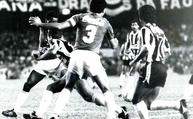 Lance de Cruzeiro 1 x 0 Atltico, pela final do Campeonato Mineiro de 1990