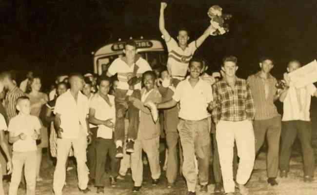 Siderúrgica, do artilheiro Silvestre, é recebido com festa em Sabará após o título estadual de 1964