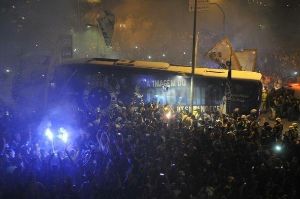 Jogadores desceram do nibus em meio  torcida na chegada ao Mineiro