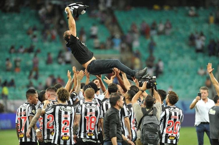 Com gols de Hulk, de pnalti, e Keno (e), o Galo virou sobre o Bahia, por 3 a 2 e chegou ao bicampeonato brasileiro