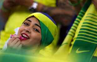 Fotos das torcidas de Brasil e Crocia no Estdio da Educao, em Al-Rayyan, no Catar, em duelo pelas quartas de final da Copa do Mundo