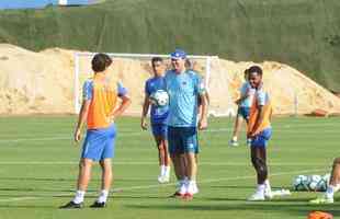 Cruzeiro fez nesta segunda-feira  tarde, na Toca da Raposa II, o ltimo treino em Belo Horizonte antes da partida contra o Internacional, quarta, no Beira-Rio, pela semifinal da Copa do Brasil. O tcnico Rogrio Ceni deve escalar Fbio; Edilson, Ded, Fabrcio Bruno (Leo) e Egdio (Dod); Henrique e Robinho; Marquinhos Gabriel; Thiago Neves e David; Pedro Rocha. Servindo  Seleo Colombiana, Orejuela est fora do jogo.