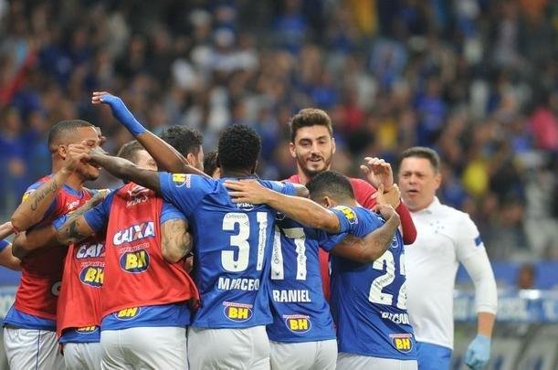 Raniel empatou para o Cruzeiro aos 15 do segundo tempo, com toque de cobertura: 1 a 1