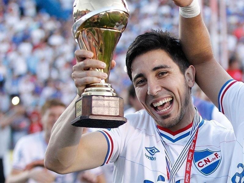Polivalente, lateral Jorge Fucile  o jogador de renome do Nacional do Uruguai