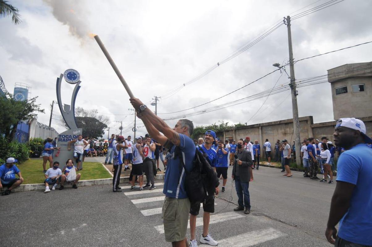 Torcedores do Cruzeiro protestam na porta da Toca da Raposa II, nesta quinta-feira (06/01), contra a sada do goleiro Fbio do clube