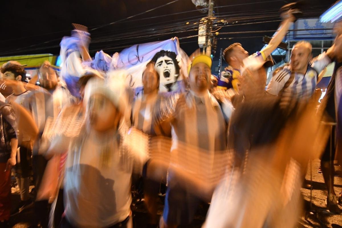 Torcedores de Argentina e Paraguai na chegada ao Minero para duelo pela Copa Amrica