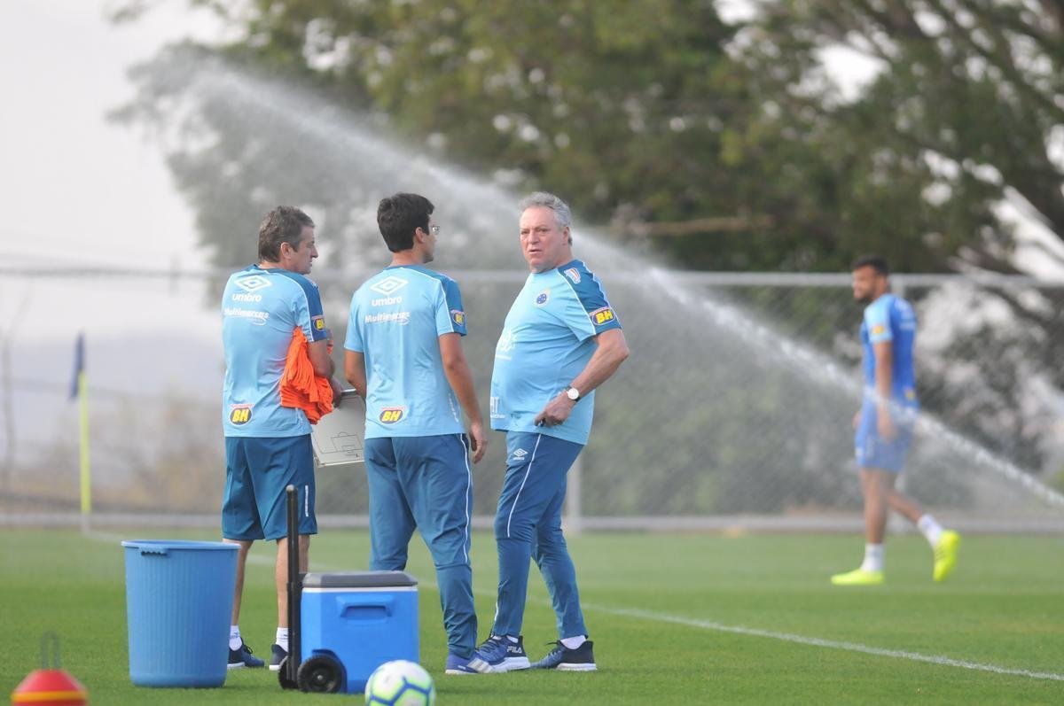Fotos do primeiro treino de Abel Braga na Toca da Raposa II. Tcnico foi apresentado pelo Cruzeiro neste sbado e dirigir a equipe na segunda, s 20h, diante do Gois, no Serra Dourada, pela 22 rodada do Campeonato Brasileiro