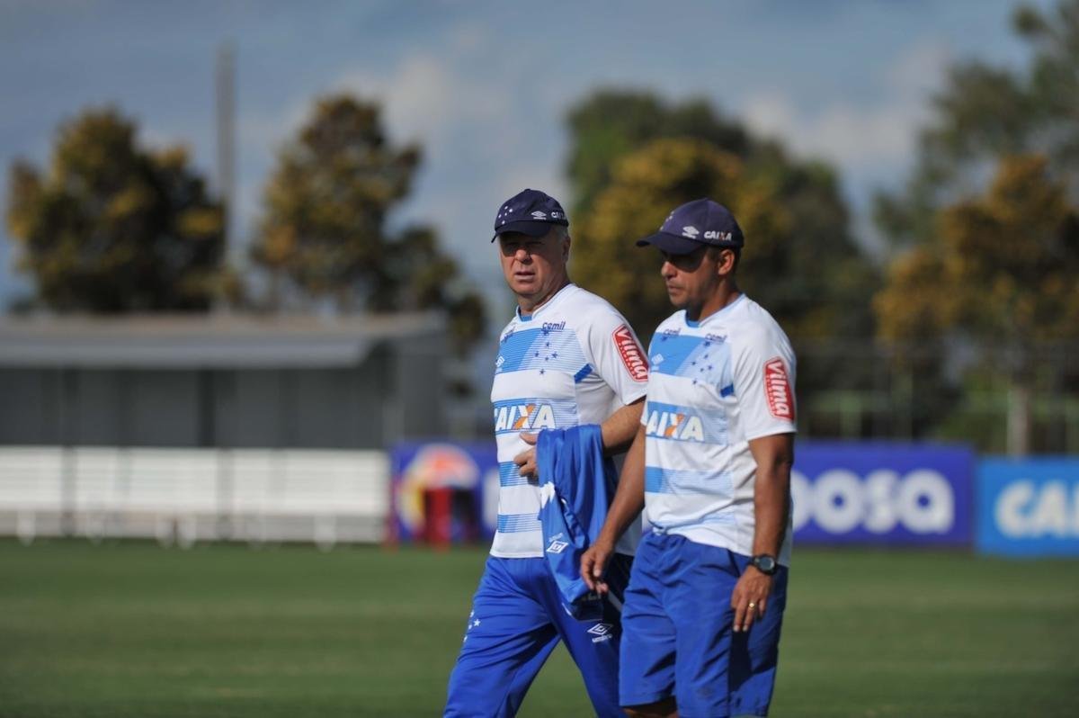 Jogadores do Cruzeiro trabalharam em tom descontrado na Toca da Raposa antes de final com Flamengo