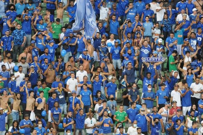 Fotos da torcida do Cruzeiro na vitria do time por 3 a 0 sobre a URT, no Independncia, pela primeira rodada do Campeonato Mineiro. Ronaldo, dono de 90% da SAF cruzeirense, esteve presente e foi ovacionado pelo pblico