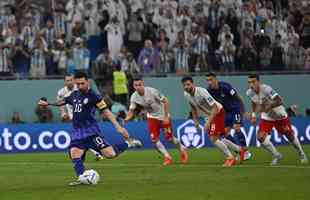 Goleiro Wojciech Szczesny defendeu pnalti cobrado por Messi no duelo entre Polnia e Argentina no Estdio 974