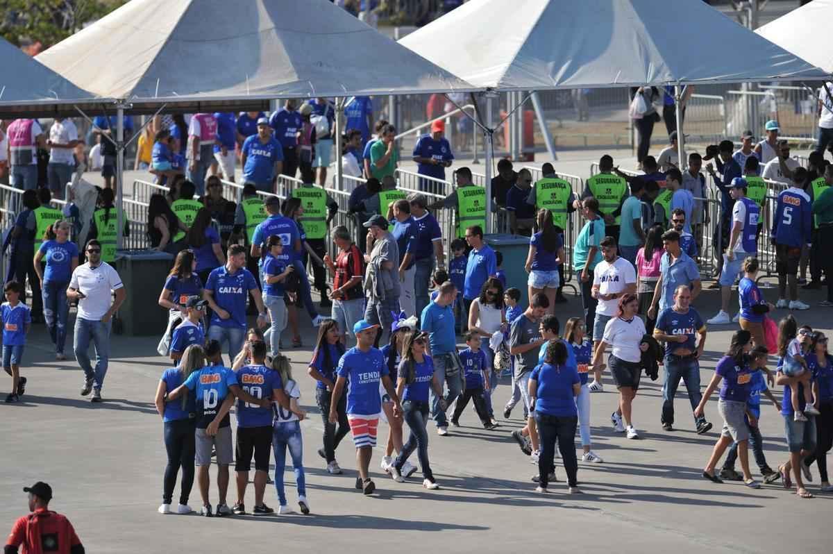 Torcedores de Cruzeiro e Botafogo, no Mineiro, em duelo pela 19 rodada do Brasileiro