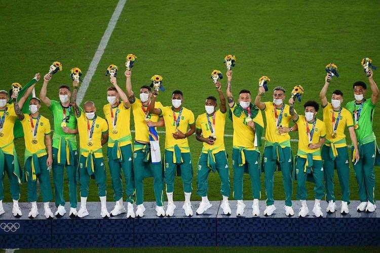 Jogadores da Seleo Brasileira recebem a medalha de ouro pela conquista olmpica no futebol