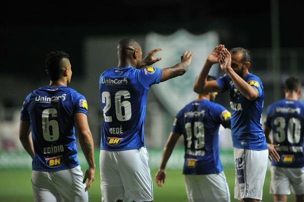 Com gols de Thiago Neves, Arrascaeta e Ded, Cruzeiro goleou a Chapecoense por 3 a 0