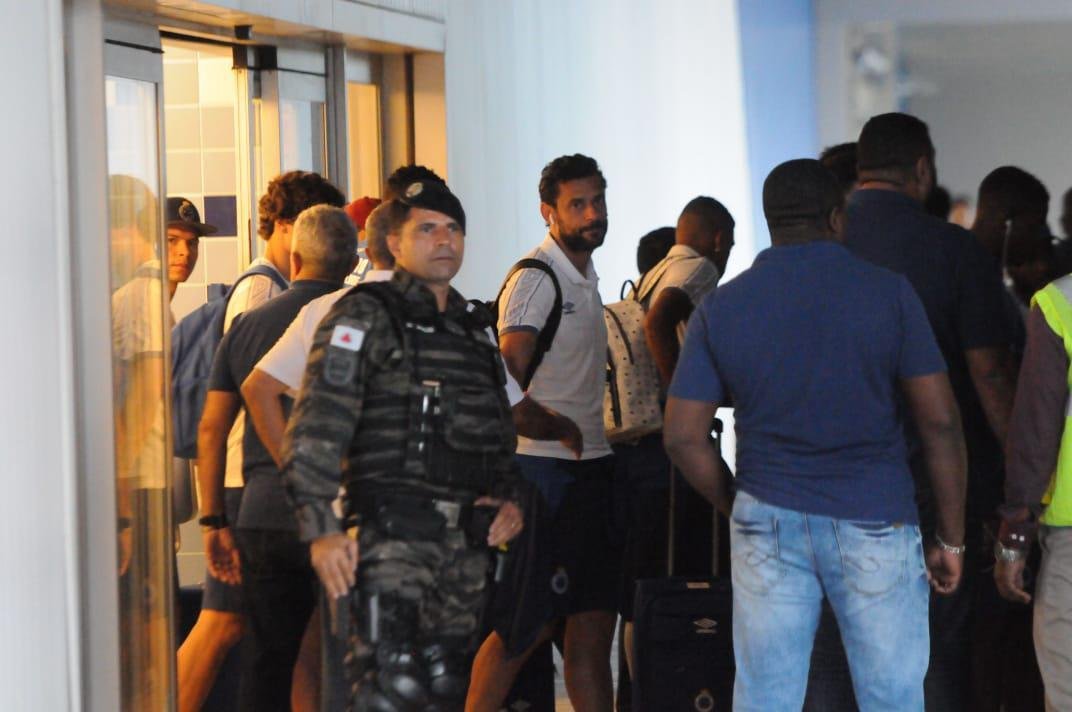 Jogadores do Cruzeiro desembarcaram nesta sexta-feira  tarde no Aeroporto de Confins, na Grande Belo Horizonte, depois da derrota por 2 a 0 para o Grmio, em Porto Alegre. O policiamento foi reforado e houve escolta do nibus at a Toca da Raposa II. No houve presena de torcidas organizadas. Motoristas de aplicativo, presentes no local, foram os nicos a presenciar a chegada. Os cruzeirenses xingaram, enquanto os atleticanos gritaram 'o o o, segunda diviso'.