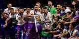 Jogadores do Real Madrid erguem a taa e festejam 12 ttulo da Liga dos Campees