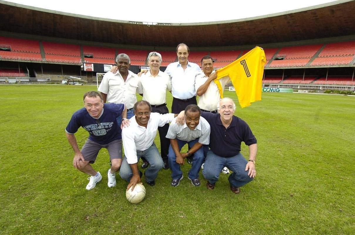 05/12/2006 - Em 2006, reportagem do Estado de Minas e do Superesportes reuniu no Mineiro campees da Taa Brasil de 1966, pelo Cruzeiro. Na foto, Tosto (agachado,  direita) ao lado de Z Carlos, William, Procpio e Neco (que segura a camisa do ex-goleiro Raul), Natal, Dirceu Lopes e Evaldo.
