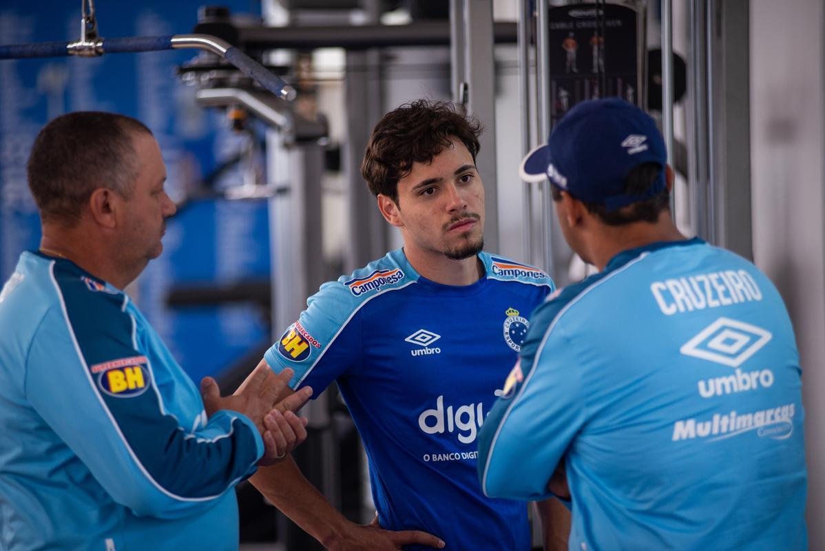 Fotos do treino do Cruzeiro na Toca da Raposa II. Time enfrenta o Internacional, nesta quarta-feira, s 21h30, no Mineiro, pela semifinal da Copa do Brasil. Mano Menezes pode apresentar novidades na escalao diante dos gachos.