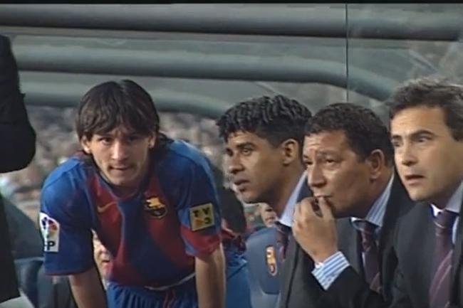 Messi sai do banco e é orientado pelo então técnico, Frank Rijkaard