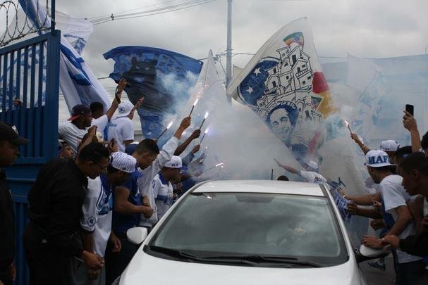 Torcedores do Cruzeiro foram  porta da Toca II apoiar os jogadores na vspera do jogo com o Flamengo
