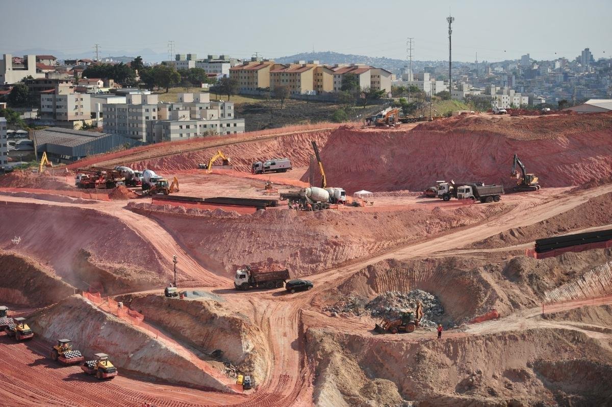 Novas fotos da construo da Arena MRV, estdio do Atltico, no bairro Califrnia, em Belo Horizonte. Nos arredores, curiosos fazem o que podem para ver o andamento das obras. (Alexandre Guzanshe/EM/D.A Press)