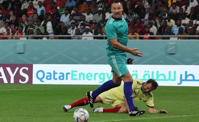 Alessandro Del Piero em lance com John Terry no jogo das lendas das Copas do Mundo