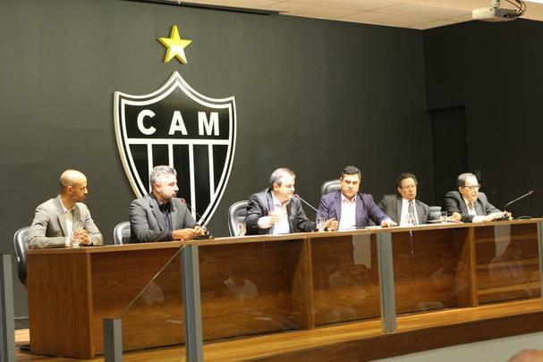 Veja imagens da entrevista coletiva de Srgio Sette Cmara