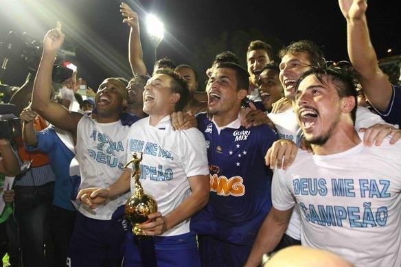 Festa dos jogadores do Cruzeiro no Barrado com a conquista do tricampeonato brasileiro