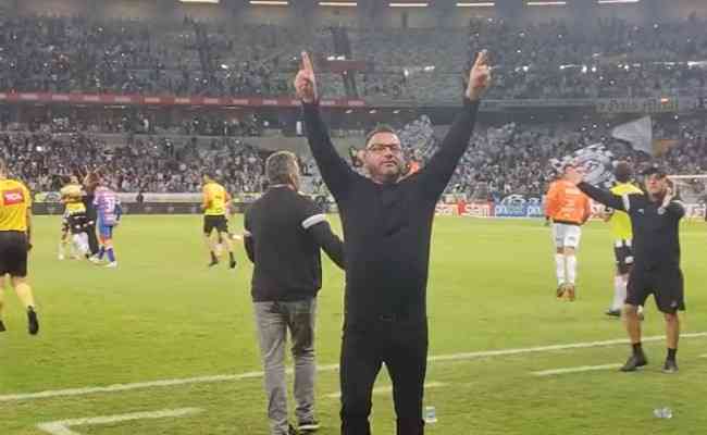 Turco Mohamed comemorou muito com os torcedores após a vitória