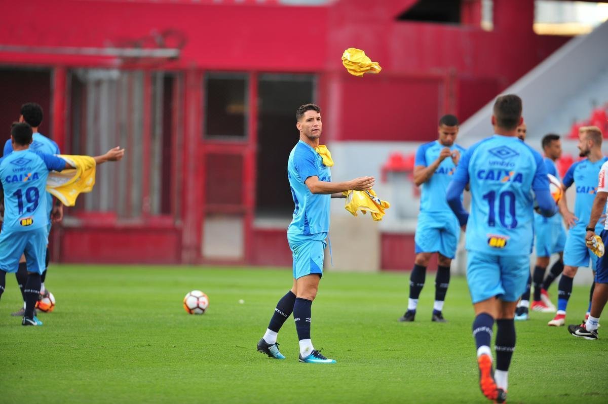 Fotos do treino do Cruzeiro no estdio Libertadores de Amrica, casa do Independiente, em Avellaneda. Time celeste fechou preparao para o jogo contra o Racing, s 21h30 desta tera-feira, no El Cilindro, pela primeira rodada do Grupo 5 da Copa Libertadores (Ramon Lisboa/EM D.A Press)