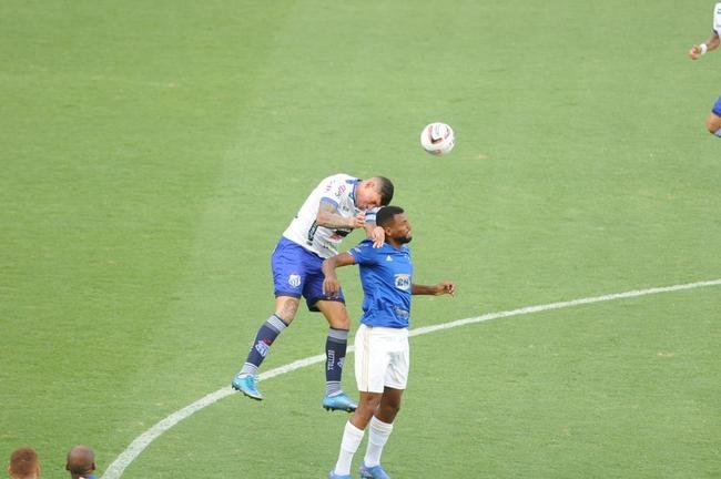 Cruzeiro goleou URT por 3 a 0 no Independncia com gols de Thiago, Machado e Edu em sua estreia no Mineiro. Ronaldo, dono da SAF, assistiu  partida no Horto. Duelo marcou estreia do tcnico uruguaio Paulo Pezzolano