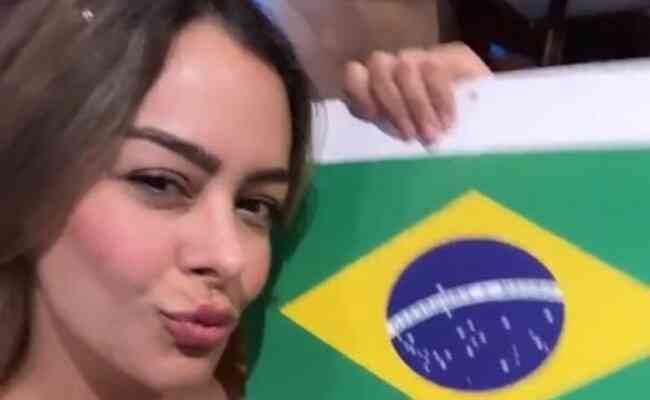 Larissa Riquelme publicou imagens com a bandeira do Brasil antes da estreia da Seleo na Copa