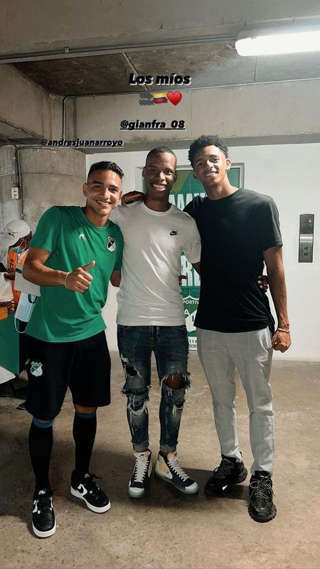 Meia Dylan curte frias com amigos em sua terra natal